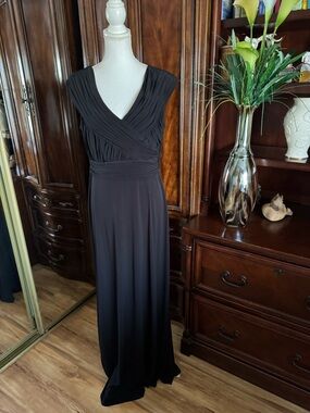 Signature by Sangria Black V-Neck Pleated Waist Maxi Dress